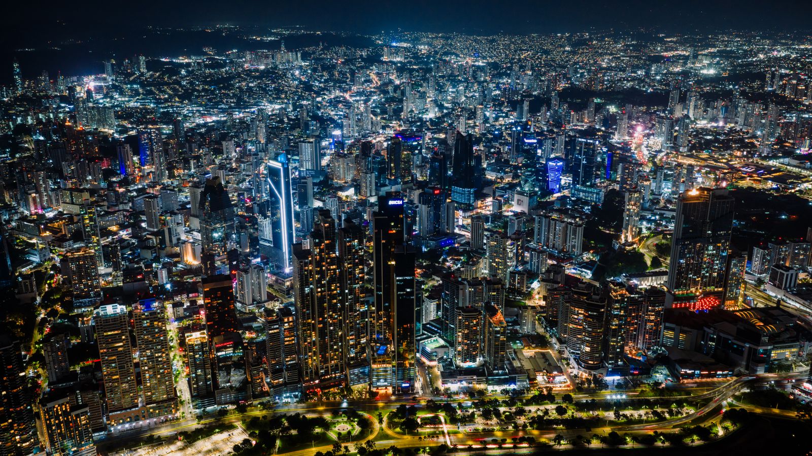 Bahía de la Ciudad de Panamá de noche